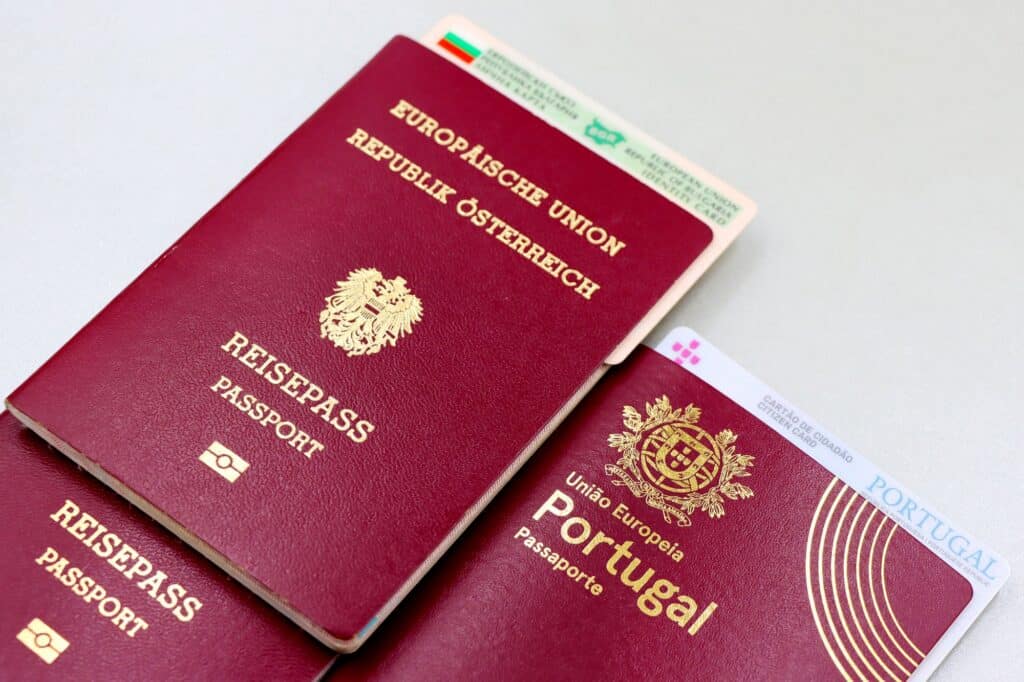 Açık bir yüzeyin üzerinde pasaportlar ve bir kimlik kartı