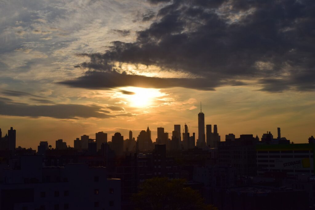 Gün batımında New York siluetinin görünümü