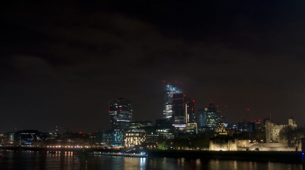 Nächtlicher Blick auf die Hochhäuser der City of London an der Themse