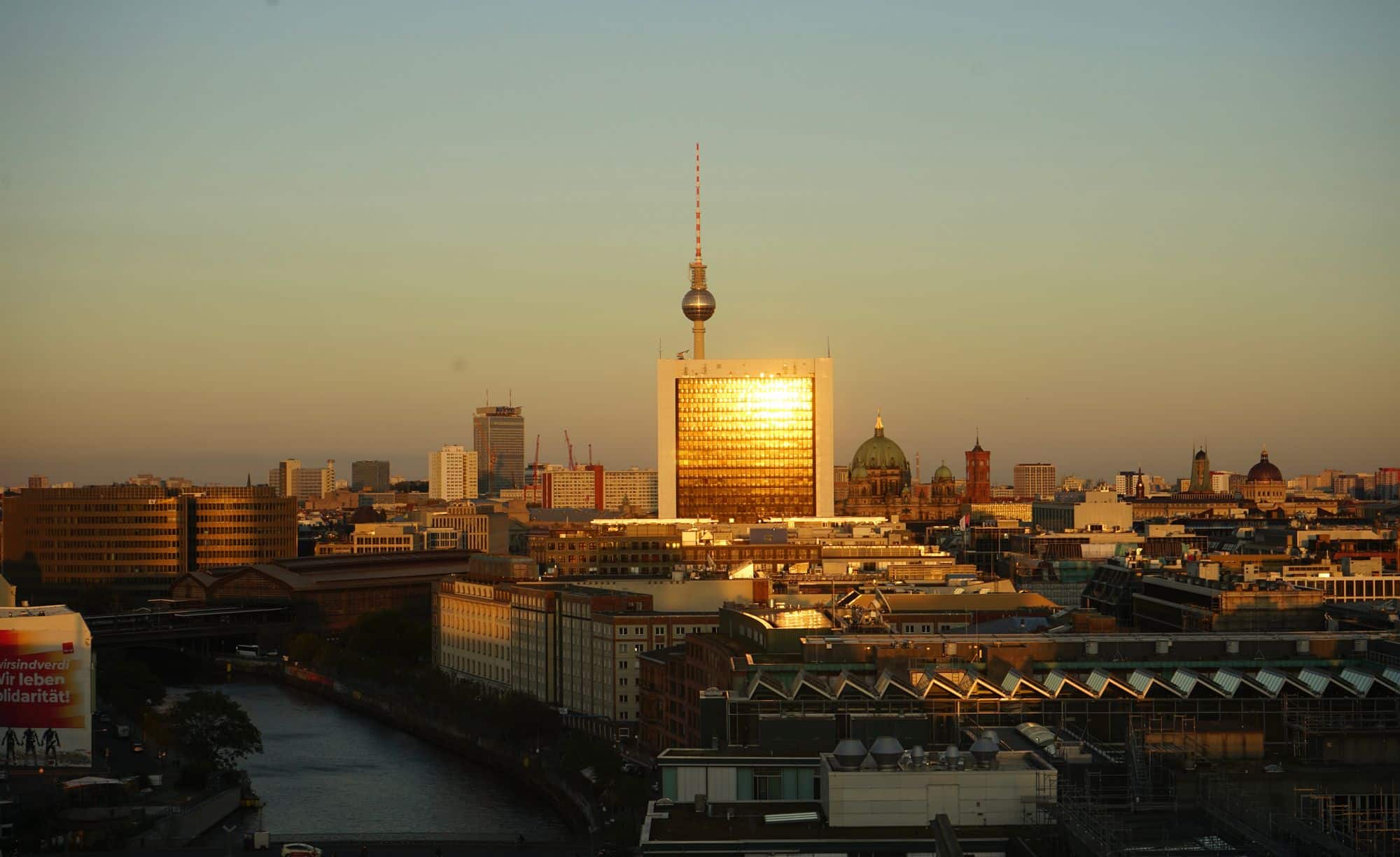 Gün batımında parlayan TV Kulesi ile Berlin silueti