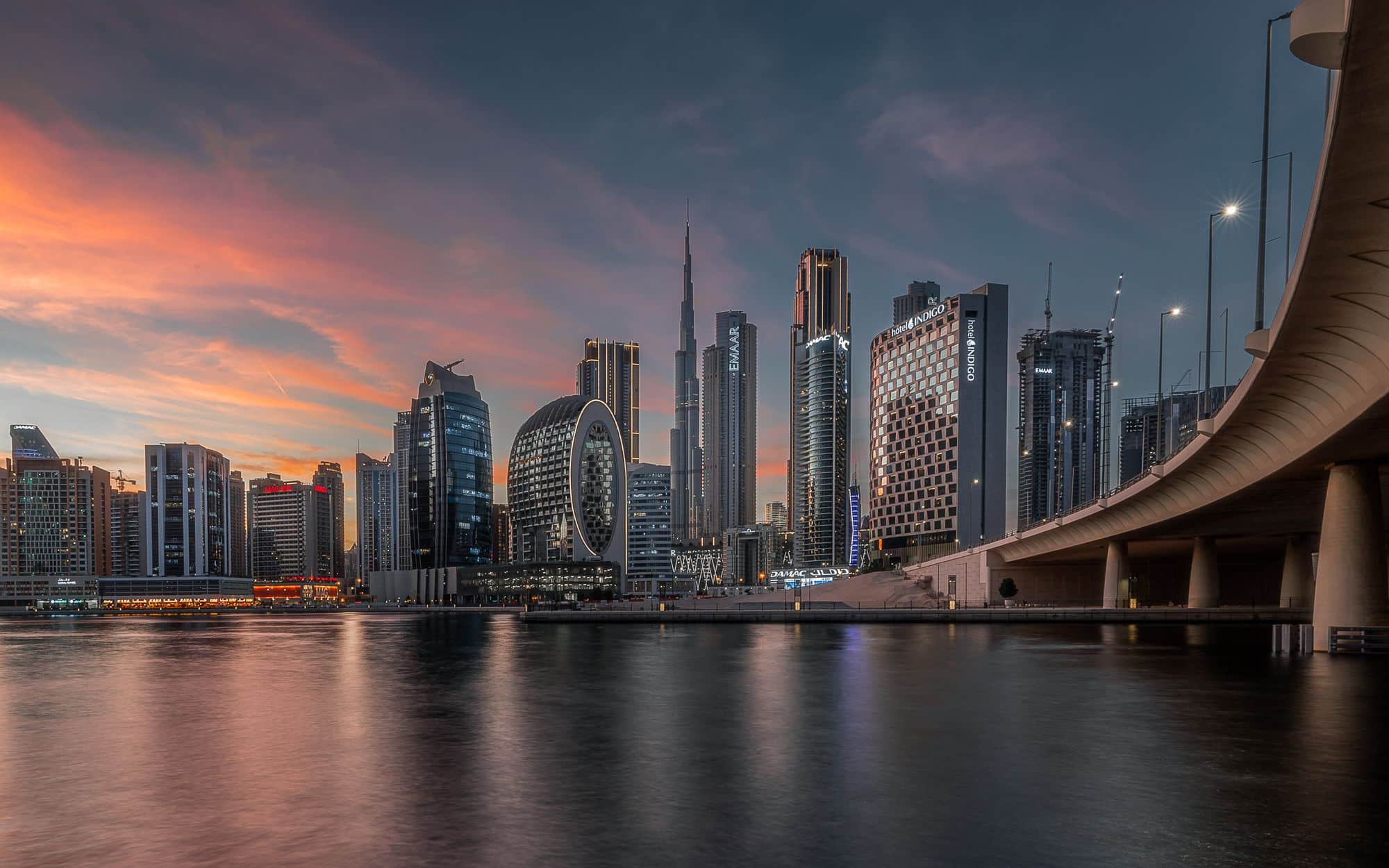 Gün batımında gökdelenleriyle Dubai silueti