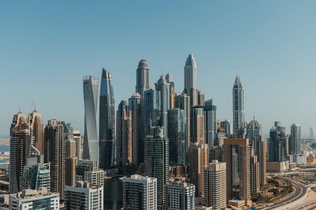 Mavi gökyüzü altında Dubai şehir merkezindeki gökdelenler
