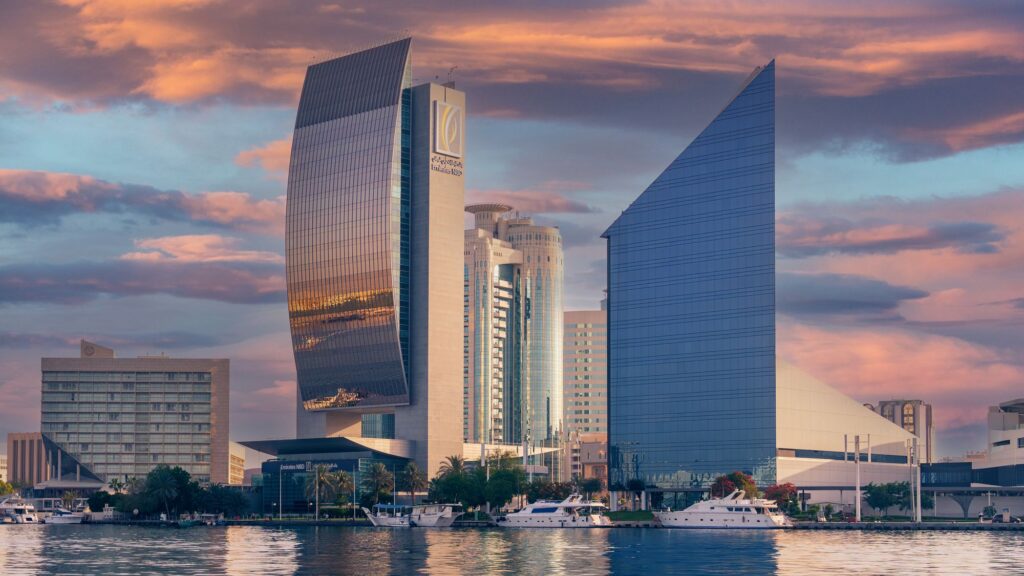 Gün batımında Dubai şehir manzarası ve ofis kuleleri